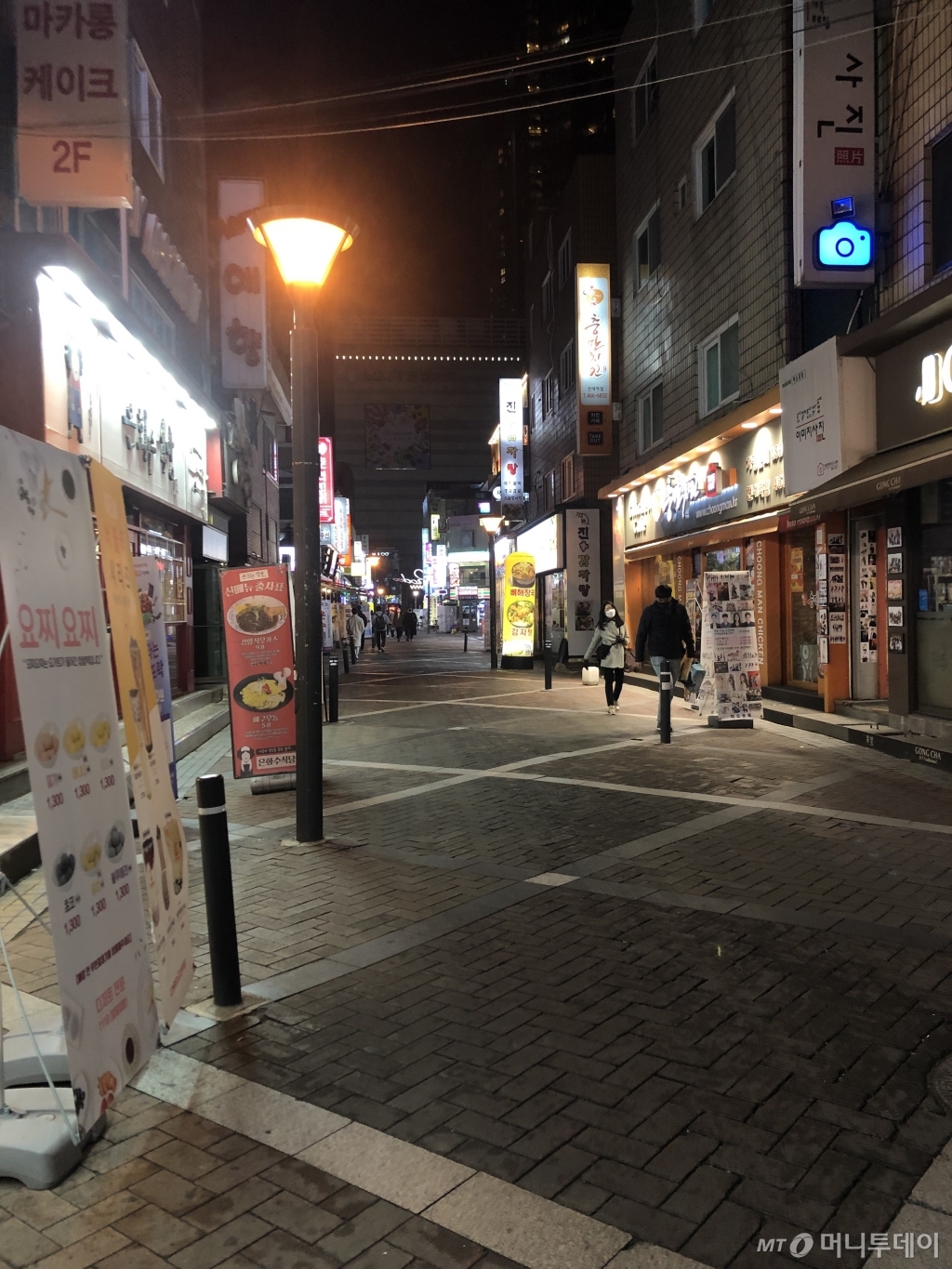 27일 오후 건국대 인근 상점 거리의 모습. 저녁시간대인데도 사람이 거의 없다. /사진=강민수 기자