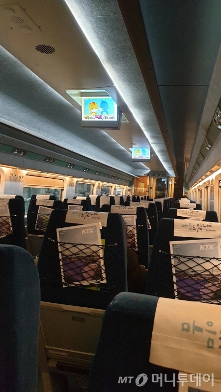 KTX안이 텅 비어있다. 하나의 호실당 승객들이 기껏해야 6~7명이 앉아 있을 뿐이다./사진=오세중 기자