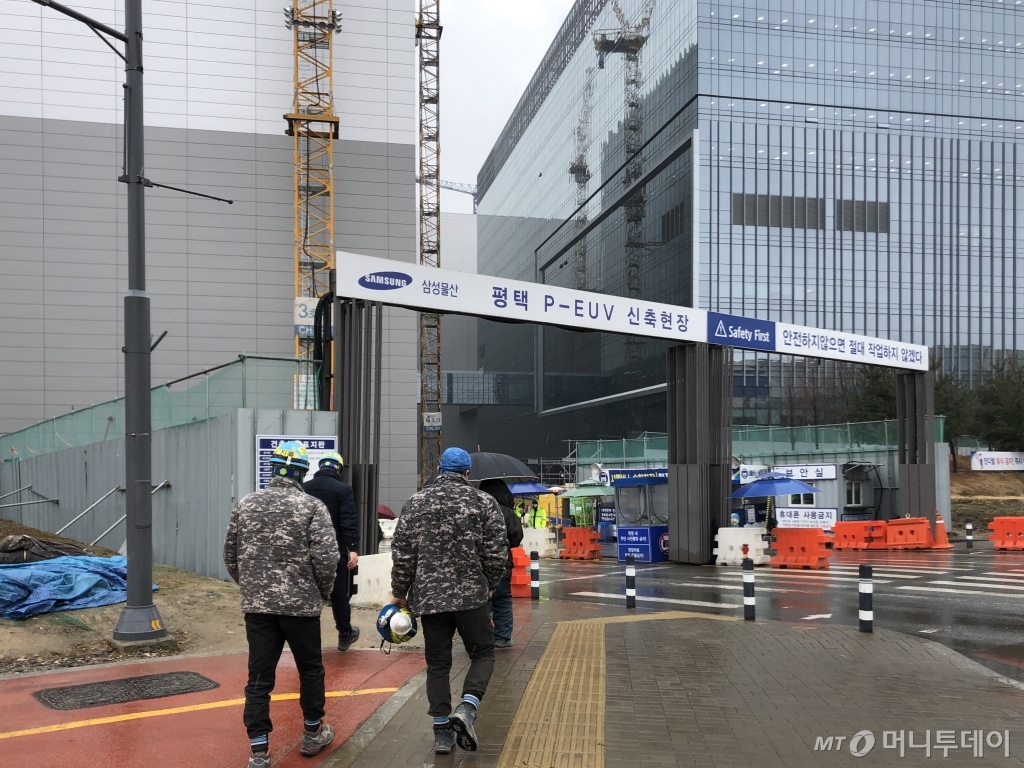 삼성전자 평택캠퍼스 EUV 공사 현장에 협력업체 직원들이 출근하고 있는 모습/사진=이정혁 기자