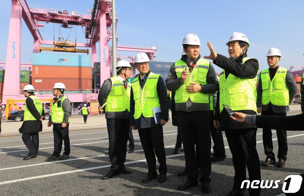 정세균 국무총리가 설 연휴 첫날인 24일 오전 인천신항 선광신컨테이너터미널을 방문해 선적작업 및 수출현황을 점검하고 있다. 2020.1.24/사진=뉴스1