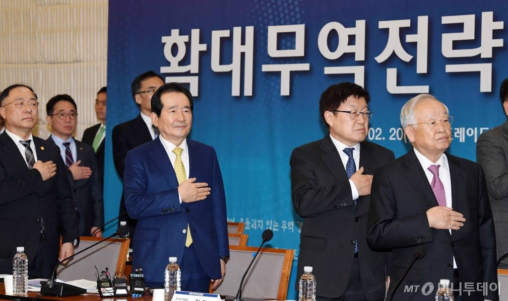정세균 국무총리, 홍남기 경제부총리 겸 기획재정부 장관, 김영주 한국무역협회장, 손경식 한국경영자총협회장이 20일 오후 서울 삼성동 트레이드타워 대회의실에서 열린 확대무역전략조정회의에서 국민의례를 하고 있다. / 사진=김창현 기자 chmt@