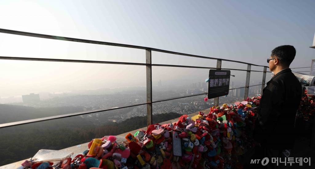 서울 초미세먼지 농도가 '나쁨' 상태를 나타낸 15일 서울 남산공원에서 바라본 도심이 흐리다. 2020.02.15. /사진=뉴시스