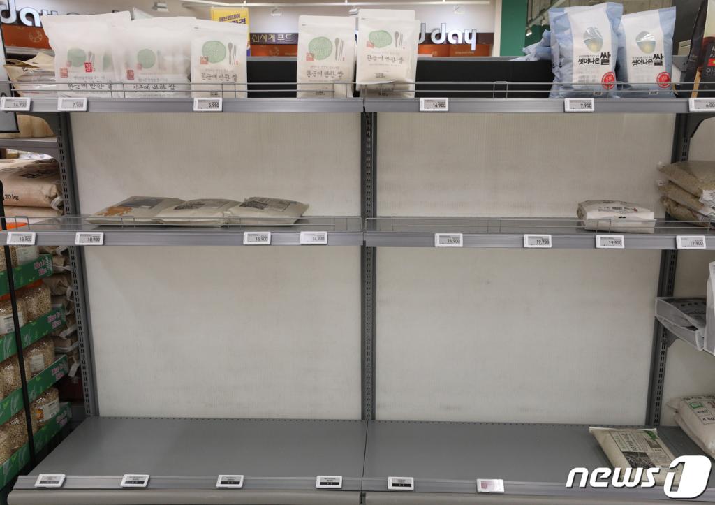 (대구=뉴스1) 신웅수 기자 = 대구에서 신종 코로나바이러스 감염증(코로나19)이 확산 중인 가운데 21일 대구의 한 마트에 사재기로 인해 쌀 매대가 텅 비어있다.  코로나19의 무차별적 확산으로 수십명의 확진자가 발생하고 첫 사망자까지 발생하면서 대구에서는 온·오프라인 상에서 생필품 사재기가 발생하고 있다. 2020.2.21/뉴스1   <저작권자 © 뉴스1코리아, 무단전재 및 재배포 금지>