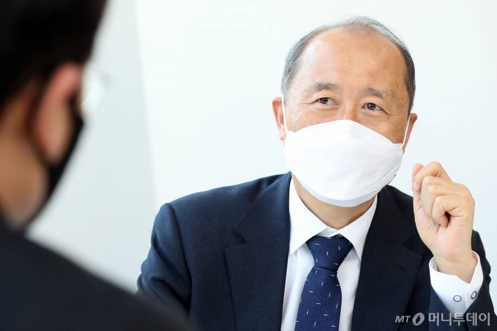 한국농촌경제연구원(KREI) 김홍상 원장이 지난 달 27일 서울시 용산구 아스테리움 3층 회의실에서 문재인정부에서 추진중인 지속가능한 농업.농촌 발전방안에 대해 설명하고 있다. 이날 인터뷰는 최근 심각해진 '코로나19' 사태를 감안해 인터뷰 진행자, 대상자 모두 마스크를 쓴 채 진행했다./ 사진=이기범 기자 leekb@