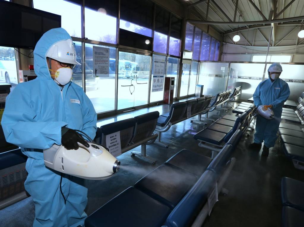 바이러스 예방을 위해 포스코 직원들이 포항제철소 내 버스 대합실을 방역하고 있다. /사진제공=포스코