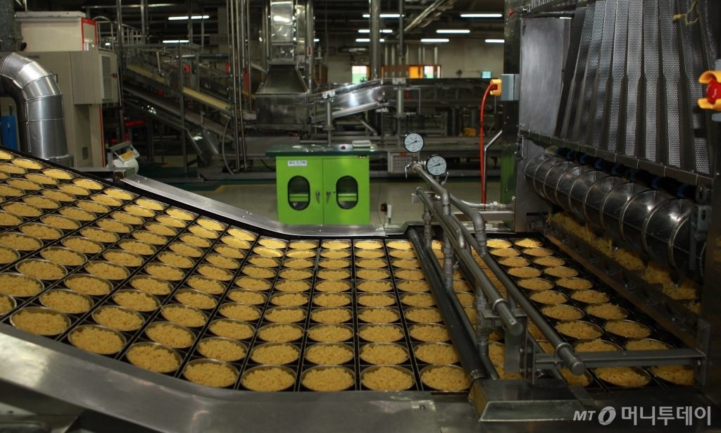 농심은 24일부터 전국 5개 라면공장에서 기존 16시간 생산체제에서 24시간 체제로 전환했다고 28일 밝혔다. 농심 안성공장에서 라면이 생산되고 있는 모습./사진제공=농심