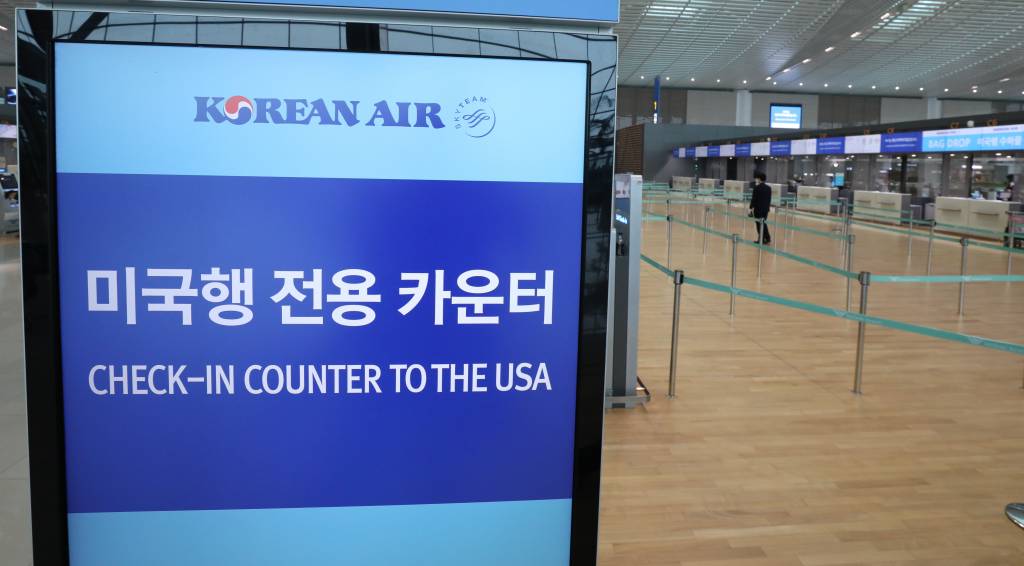 미국 정부가 신종 코로나 바이러스 감염증(코로나19)의 확산과 관련해 한국 일부지역에 대한 국무부 여행 경보를 최고 단계인 여행금지로 격상한다고 밝힌 가운데 1일 오전 인천국제공항 제2터미널 미국행 전용 카운터가 한산한 모습을 보이고 있다. /사진=뉴시스