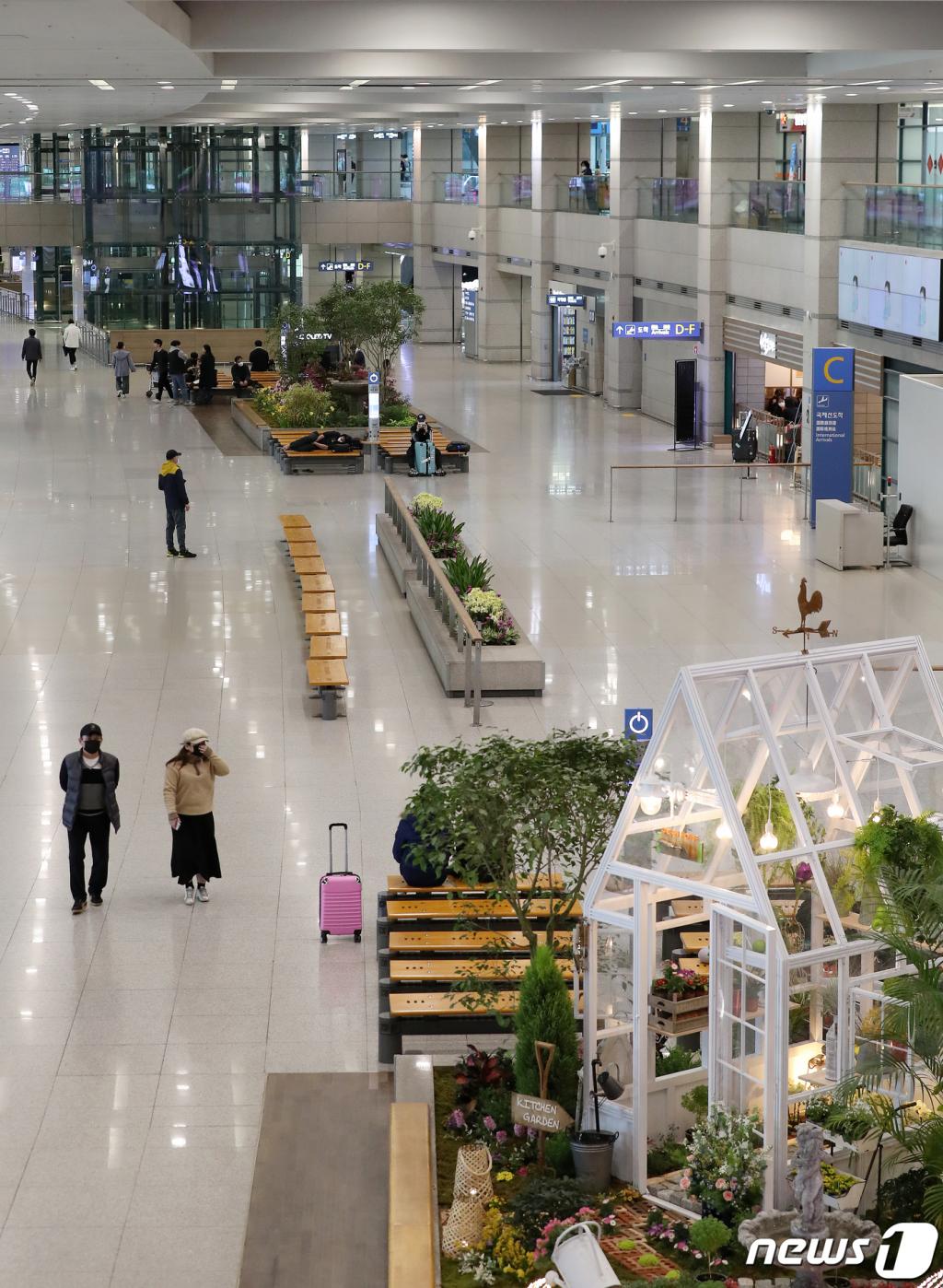 신종 코로나바이러스 감염증(코로나19)의 영향으로 인천국제공항 제1터미널 출국장이 한산한 모습을 보이고 있다