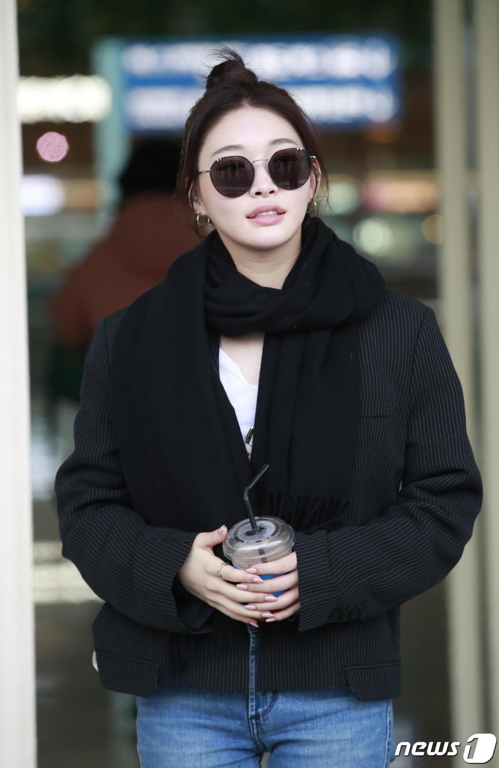 (인천공항=뉴스1) 권현진 기자 = 가수 청하가 해외 촬영차 19일 오전 인천국제공항을 통해 이태리 밀라노로 출국하고 있다. 2020.2.19/뉴스1 <저작권자 © 뉴스1코리아, 무단전재 및 재배포 금지>