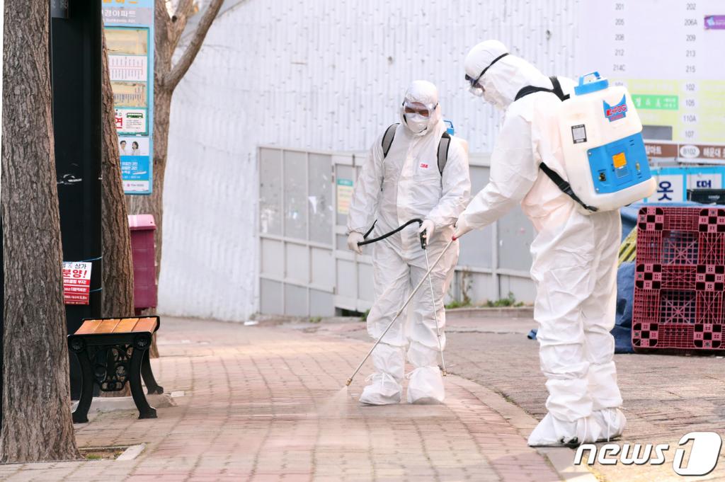 (부산=뉴스1) 여주연 기자 = 23일 부산 해운대구 좌동의 한 아파트 상가 인근 버스 정류장에 보건소 관계자들이 방역을 실시하고 있다.