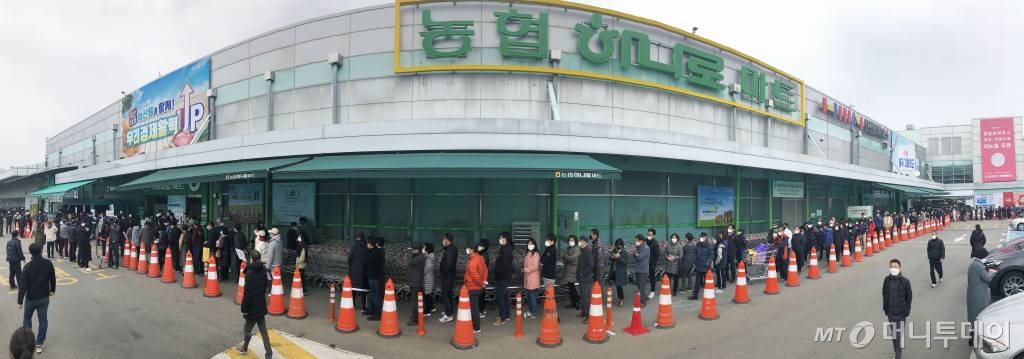 서울·경기지역 농협 하나로마트에서 마스크 판매가 시작된 1일 오후 서울 하나로마트 양재점에 마스크를 구매하러 온 시민들이 줄지어 서 있다. / 사진=이동훈 기자 photoguy@