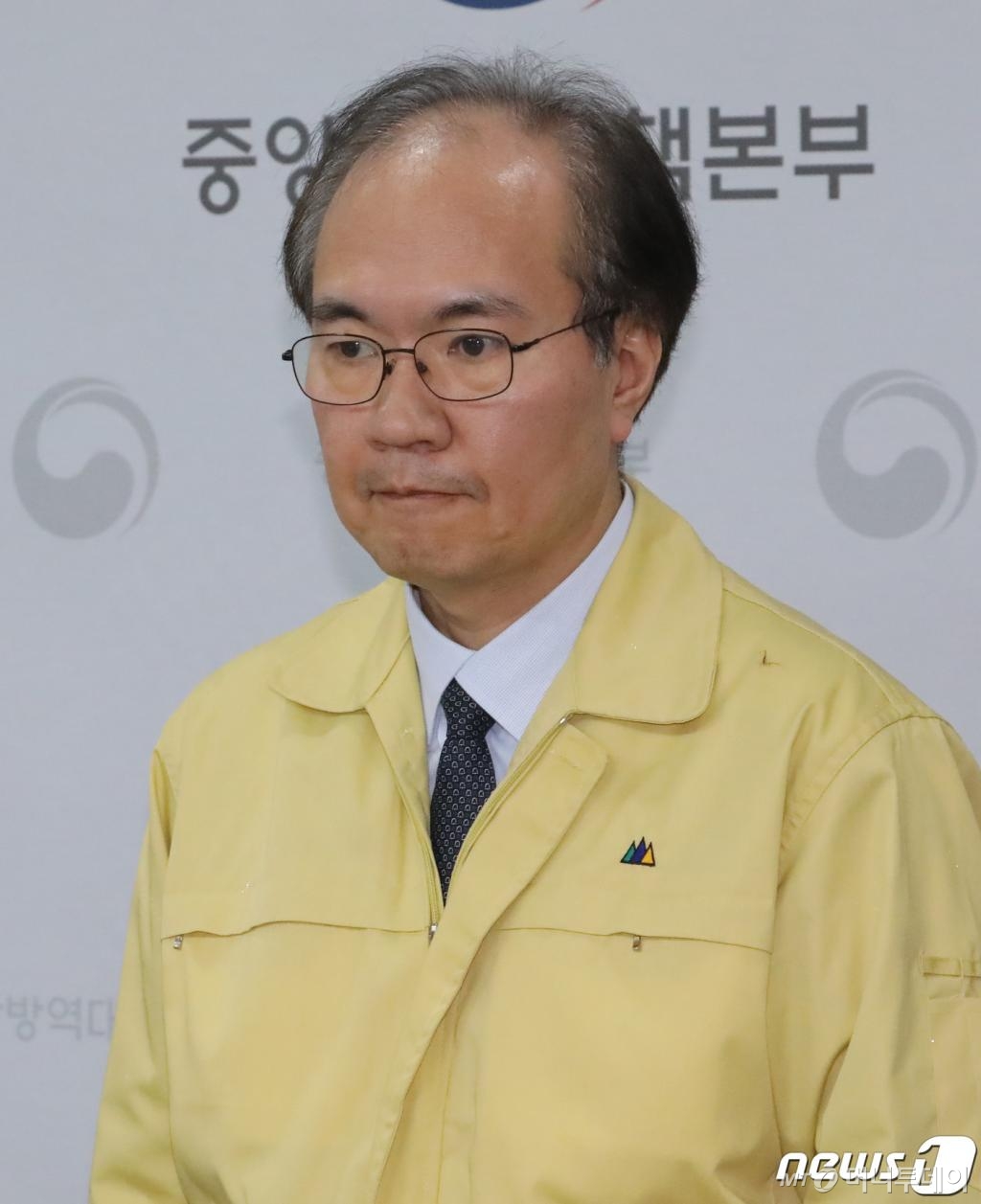 (청주=뉴스1) 장수영 기자 = 권준욱 중앙방역대책본부 부본부장이 28일 충북 청주시 오송읍 질병관리본부 브리핑실에서 열린 신종 코로나바이러스 감염증(코로나19) 중앙재난안전대책본부 정례브리핑에 참석하고 있다. 방역당국은 이날 오전 9시 기준 전일 09시 대비 확진환자는 427명이 늘어 총 확진환자는 2022명이라고 밝혔다. 새롭게 확진된 256명 중 182명은 대구, 49명은 경북에서 발생했다. 대구지역의 총 확진자는 1314명, 경북지역의 총 확진자는 394명으로 늘었다. 2020.2.28/뉴스1 <저작권자 © 뉴스1코리아, 무단전재 및 재배포 금지>