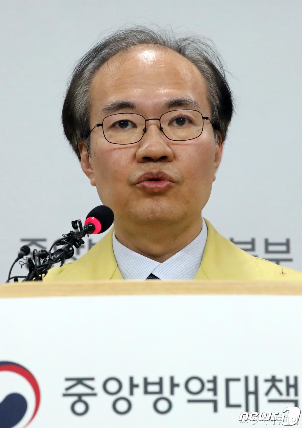 (청주=뉴스1) 장수영 기자 = 권준욱 중앙방역대책본부 부본부장이 28일 충북 청주시 오송읍 질병관리본부 브리핑실에서 신종 코로나바이러스 감염증(코로나19) 중앙재난안전대책본부 정례브리핑을 하고 있다. 방역당국은 이날 오전 9시 기준 전일 09시 대비 확진환자는 427명이 늘어 총 확진환자는 2022명이라고 밝혔다. 새롭게 확진된 256명 중 182명은 대구, 49명은 경북에서 발생했다. 대구지역의 총 확진자는 1314명, 경북지역의 총 확진자는 394명으로 늘었다. 2020.2.28/뉴스1 <저작권자 © 뉴스1코리아, 무단전재 및 재배포 금지>