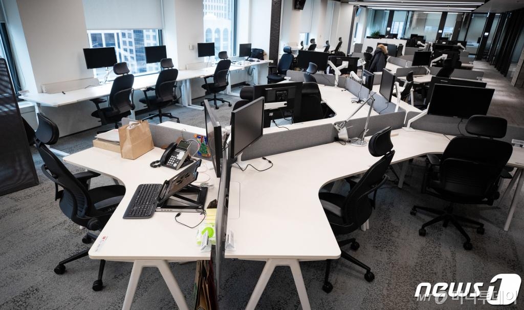 (서울=뉴스1) 유승관 기자 = 신종 코로나바이러스 감염증(코로나19) 확산으로 25일 서울 종로의 한 대기업 사옥 사무실이 재택근무 시행으로 텅 비어 있다.  고용노동부는 코로나19 확산에 따라 시차 출퇴근과 재택근무 등 유연근무제 활용을 당부했다. 2020.2.25/뉴스1  <저작권자 © 뉴스1코리아, 무단전재 및 재배포 금지>