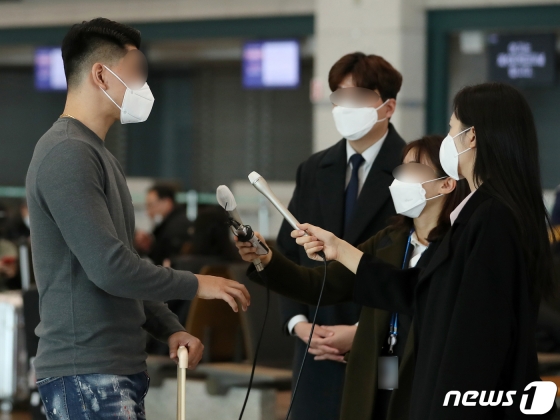 (인천공항=뉴스1) 김진환 기자 = 베트남 정부가 29일 한국발 여객기의 하노이 공항 착륙을 불허로 오전 10시 10분 인천에서 출발해 하노이로 향하던 아시아나 OZ729편 항공기가 회항한 가운데 항공기 탑승객이 취재진의 질문에 답변하고 있다.   29일 항공업계와 베트남 주재 한국대사관 등에 따르면 이날 오전 베트남 정부는 인천에서 출발해 하노이로 향하던 아시아나 OZ729편 항공기에 하노이 노이바이 공항에 착륙할 수 없다고 통보했다. 하노이에서 차량으로 3시간가량 떨어진 꽝닌성 번돈공항을 이용토록 한 것으로 전해진다. 2020.2.29/뉴스1