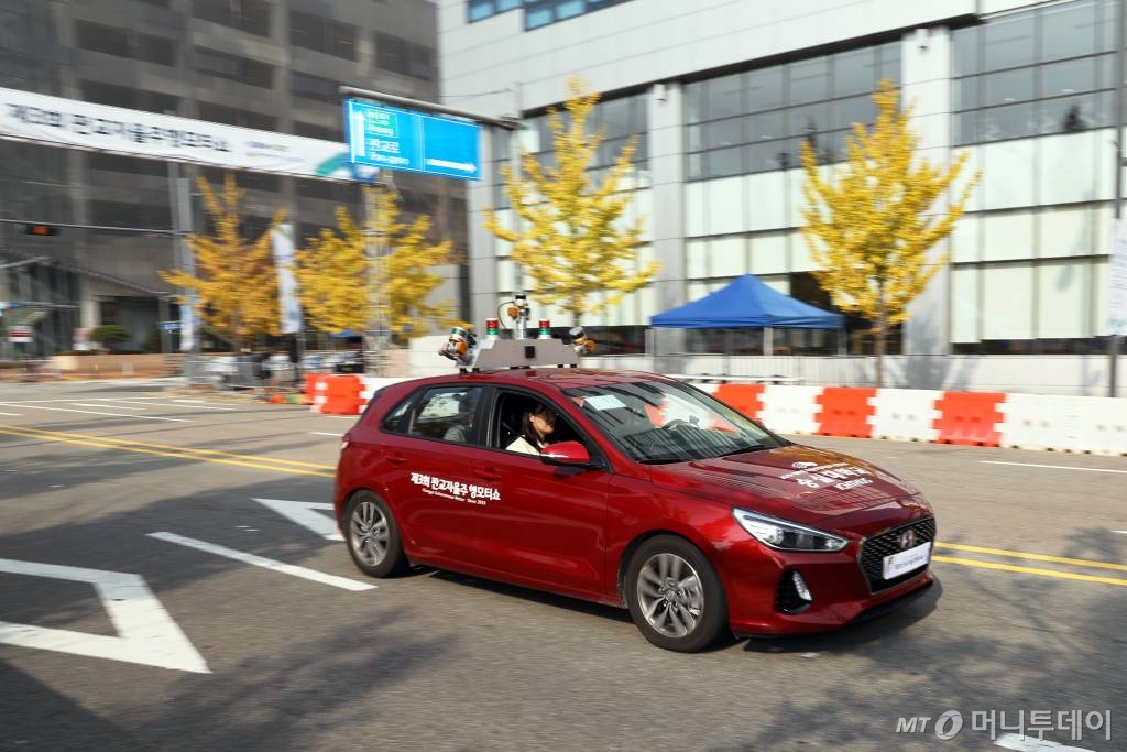 3일 오전 경기도 성남 판교 제1테크노밸리 경기창조경제혁신센터 인근에서 열린 제3회 판교 자율주행모터쇼에서 숭실대 i30 차량이 운행되고 있다. 2019.11.03. /사진=뉴시스