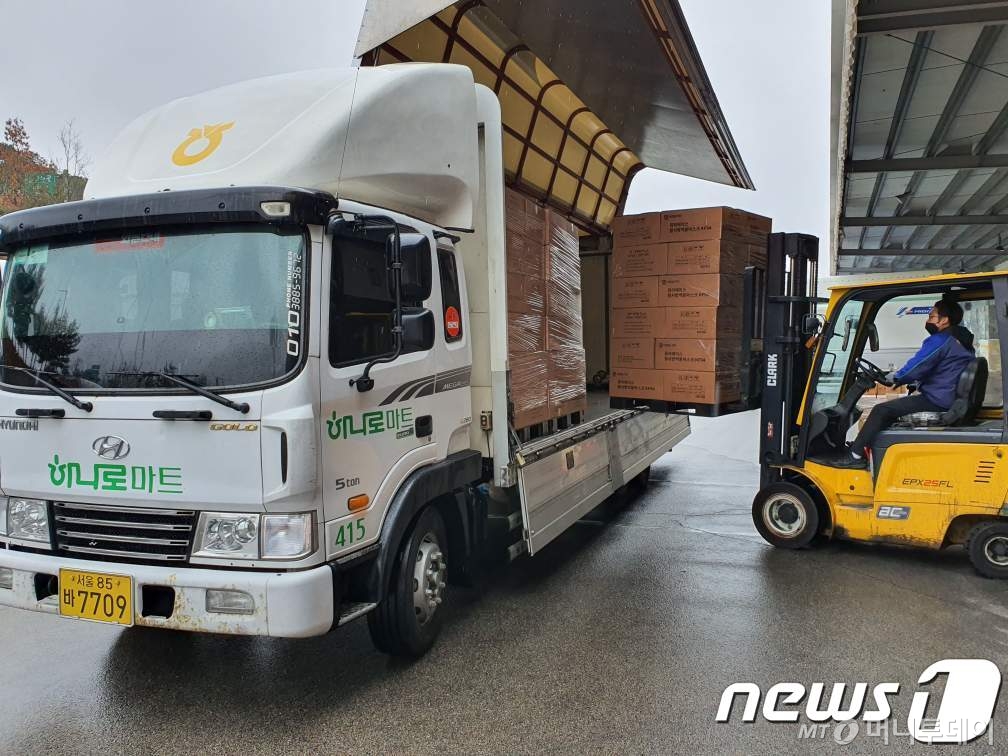 (서울=뉴스1) = 28일 경기도 농협 평택물류센터에서 배송을 위한 마스크 상차작업이 이루어지고 있다. 농협 하나로마트는 서울·경기·인천을 제외한 전국 하나로마트 매장(NH농협은행 및 지역 농축협 금융점포는 미판매)으로 공적물량 마스크 공급확대에 총력을 다하고 있다.  (농협 제공) 2020.2.28/뉴스1  <저작권자 © 뉴스1코리아, 무단전재 및 재배포 금지>