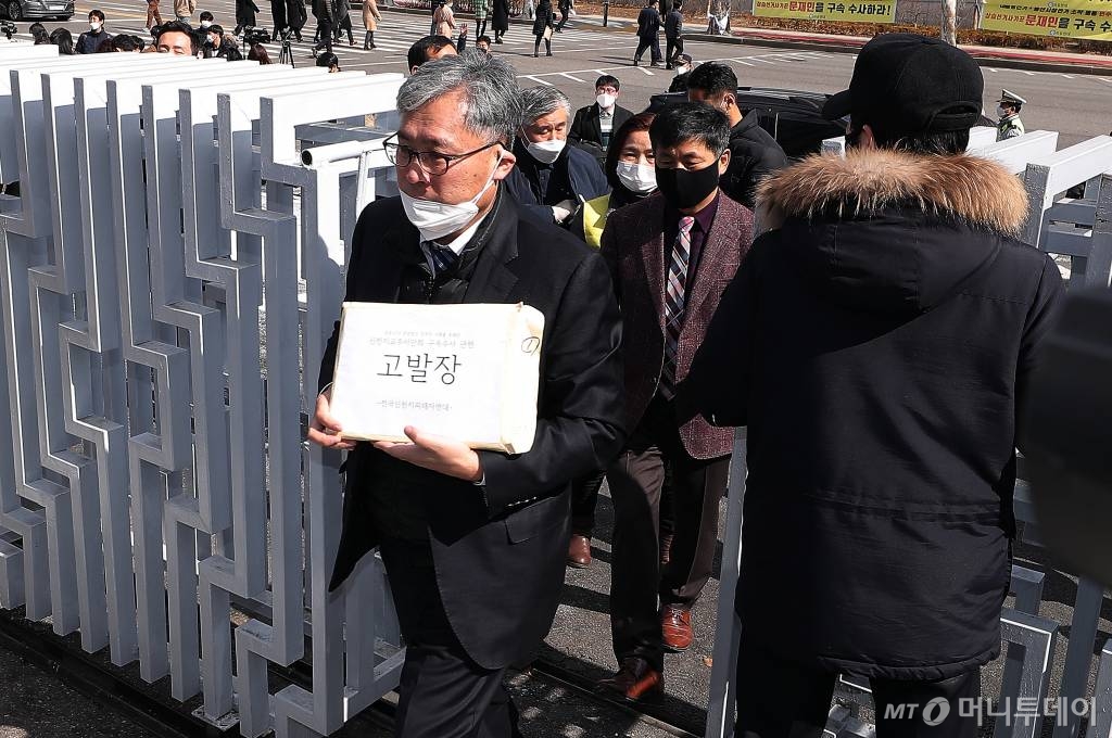 신천지피해자연대가 2월 27일 오전 서울 서초구 대검찰청 앞에서 신천지 교주 이만희 구속수사와 가출자녀 귀가 촉구 기자회견을 마친 뒤 고발장을 접수하기 위해 청사로 들어서고 있다. /사진=김창현 기자 chmt@