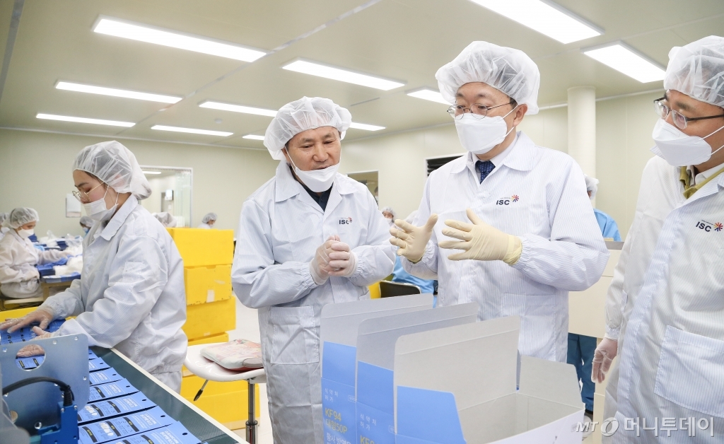 김현준 국세청장이 충북지역 마스크 제조․유통업체인 ㈜한송을 찾아 제조와 관련된 애로사항을 듣고 세정지원을 약속했다. /사진제공=국세청