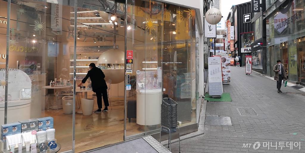 코로나19 확산이 지속되고 있는 26일 오후 서울 중구 명동 거리가 한산한 모습을 보이고 있다./사진=김창현 기자