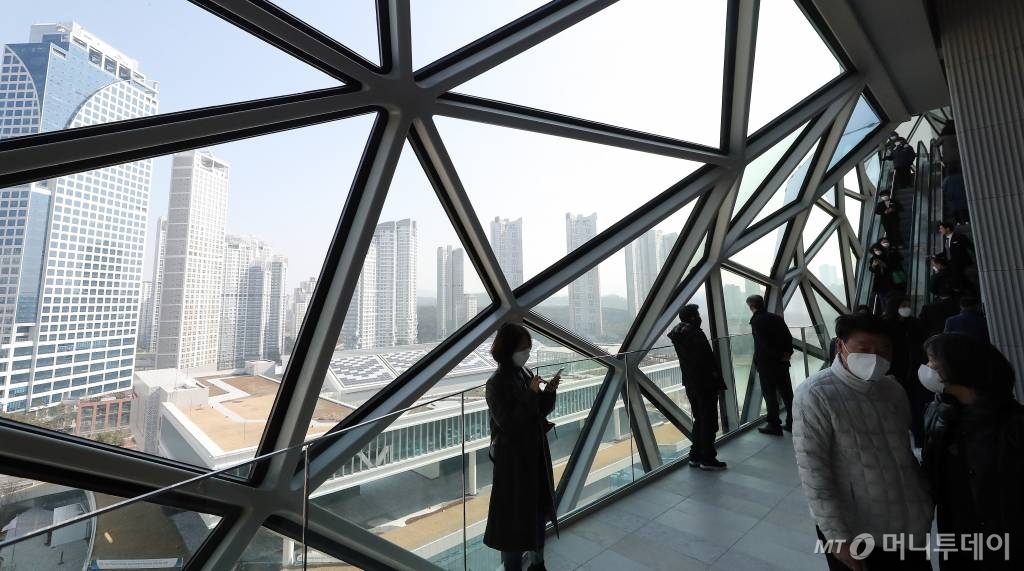  코로나19 확산이 지속되고 있는 가운데 2일 오전 오픈한 경기 수원 갤러리아백화점 광교점을 찾은 시민들이 내부를 둘러보고 있다. / 사진=김창현 기자 chmt@