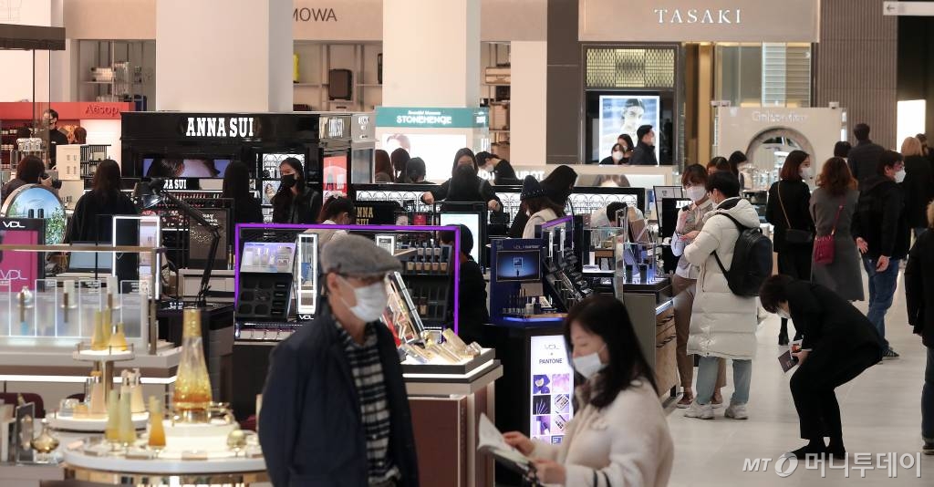  코로나19 확산이 지속되고 있는 가운데 2일 오전 오픈한 경기 수원 갤러리아백화점 광교점에서 시민들이 내부를 둘러보고 있다. / 사진=김창현 기자 chmt@