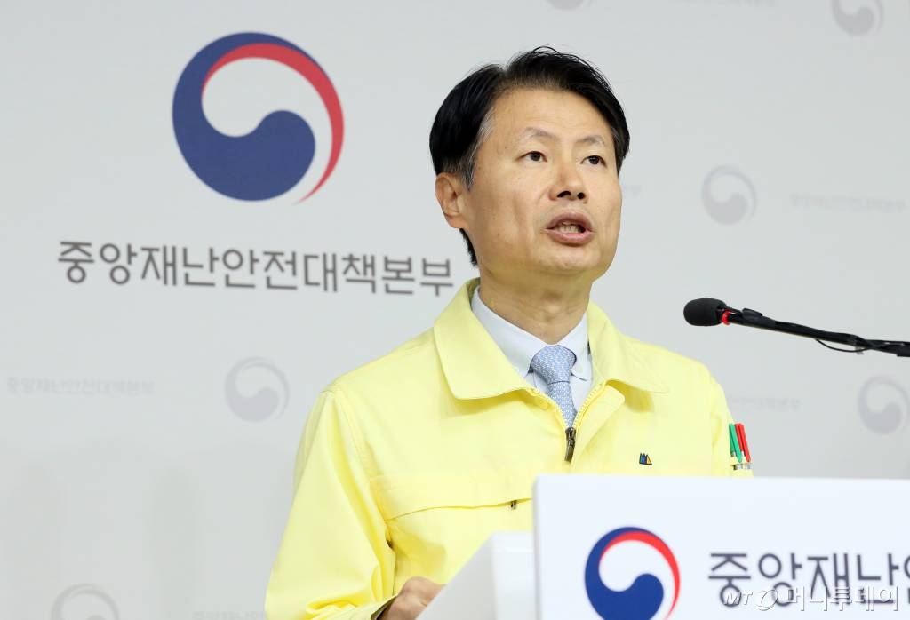 [세종=뉴시스]강종민 기자 = 김강립 중앙재난안전대책본부 제1총괄조정관(보건복지부 차관)이 2일 오전 정부세종청사에서 중앙재난안전대책본부 회의 결과 등을 브리핑 하고 있다. 2020.03.02.   ppkjm@newsis.com