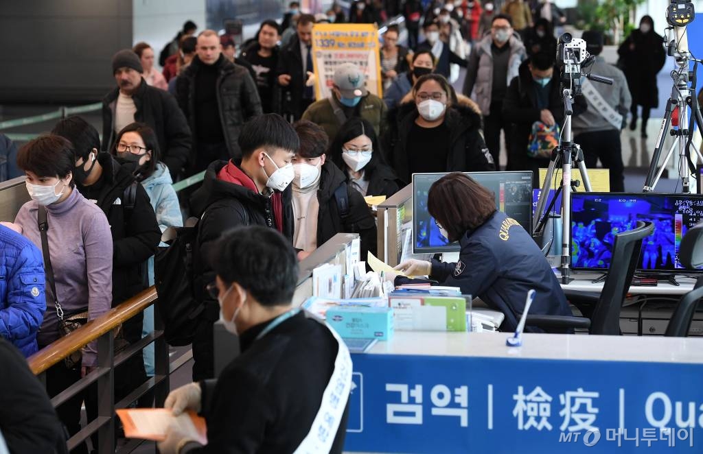 신종 코로나바이러스 감염증인 '우한 폐렴'이 전세계적으로 확산되고 있는 가운데 28일 인천국제공항 입국장에서 검역 관계자들이 중국발 승객들을 대상으로 집중 검역을 실시하고 있다. 질병관리본부는 신종 코로나 바이러스와 관련해 중국 전역을 검역 대상 오염지역으로 지정하고 모든 입국자의 건강상태질문서 제출을 의무화했다. / 사진=인천국제공항=이기범 기자 leekb@