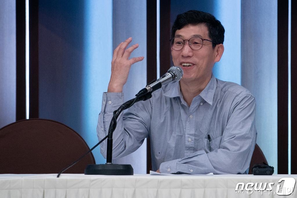 진중권 전 동양대 교수가 지난달 21일 서울 중구 프레스센터에서 열린 규제개혁당 시·도당 창당발기인 대회에서 ‘공정사회와 규제개혁’을 주제로 특별강연하고 있다. /사진=뉴스1