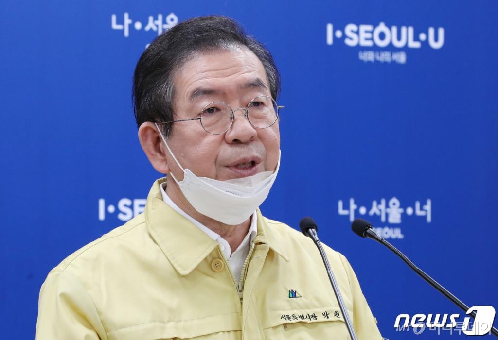 박원순 서울시장이 2일 오전 서울시청 브리핑룸에서 열린 긴급 기자회견에서 취재진의 질문에 답하고 있다. /사진=뉴스1