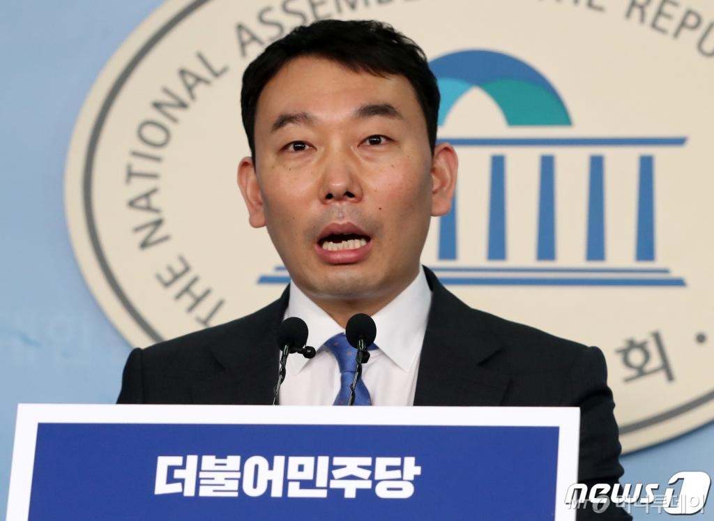 더불어민주당 남양주병 예비후보인 김용민 변호사가 지난달 24일 오전 서울 여의도 국회 정론관에서 제21대 총선 출마선언을 하고 있다. /사진=뉴스1
