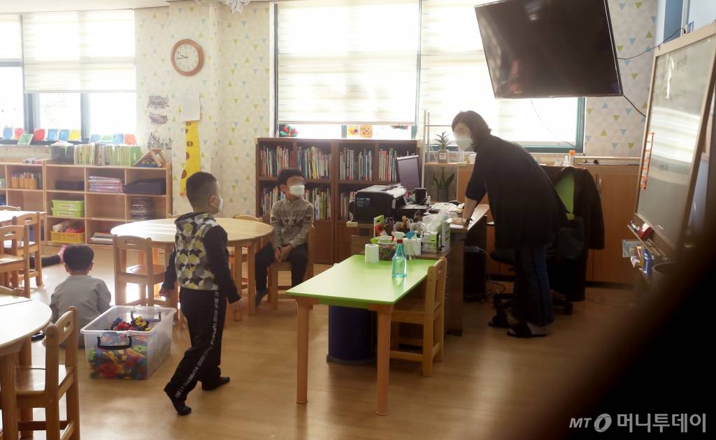 코로나19 확산으로 개학이 일주일 미뤄지며 긴급 돌봄교실 운영이 시작된 2일 오전 경기 고양시의 한 초등학교에 아이들이 지도를 받고 있다./사진=김휘선 기자