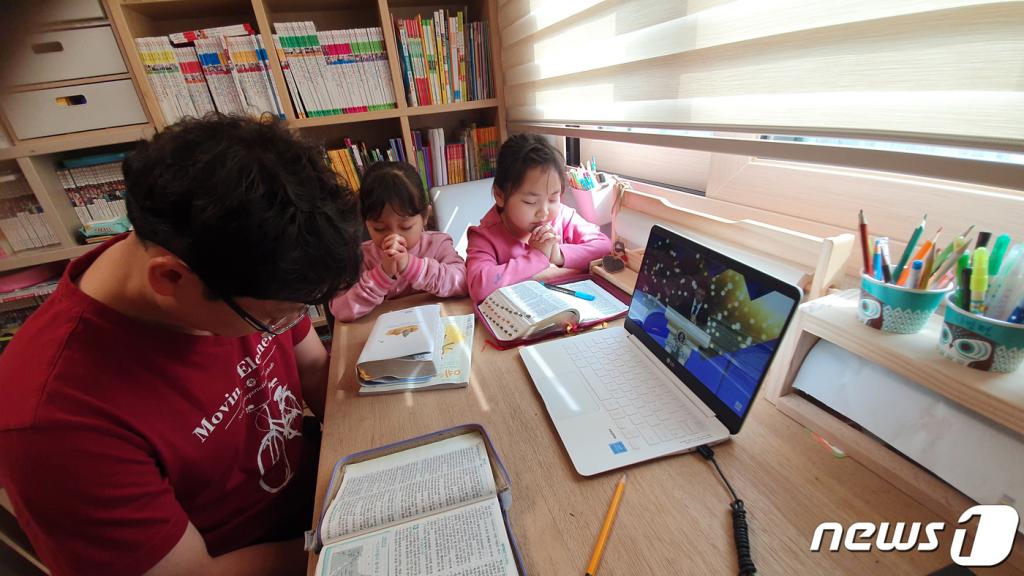 신종 코로나바이러스(코로나19)의 대규모 확산을 예방하기 위해 수많은 교회들이 주일예배를 온라인예배로 전환한 1일 안산 꿈의교회 성도들이 자택에서 온라인예배를 드리고 있다.  기사내용과 무관./사진=뉴스1