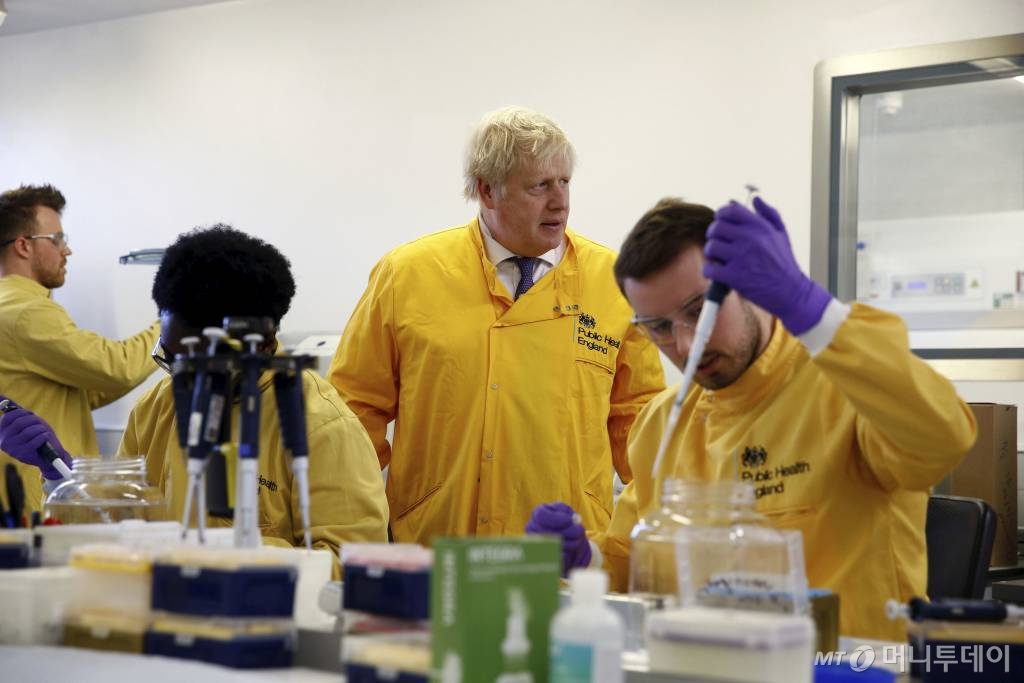 보리스 존슨 영국 총리가 1일(현지시간) 런던 북부 콜린데일의 국립감염병연구소의 한 실험실을 방문해 살펴보고 있다. 영국 정부는 신종 코로나바이러스 감염증(코로나19) 확진자가 늘어나면서 코로나19 대응책을 한 단계 더 높여 강력하게 대응하겠다고 밝혔다. 이를 위해 존슨 총리는 비상긴급대책회의 COBRA를 2일 소집해 대응책을 논의할 예정이다. 2020.03.02. /사진=콜린데일=AP/뉴시스
