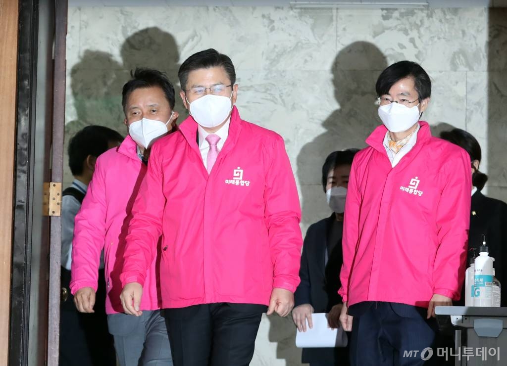 [서울=뉴시스] 고승민 기자 = 황교안 미래통합당 대표가 2일 서울 여의도 국회에서 열린 당 최고위원회의에 참석하고 있다. 2020.03.02.  kkssmm99@newsis.com