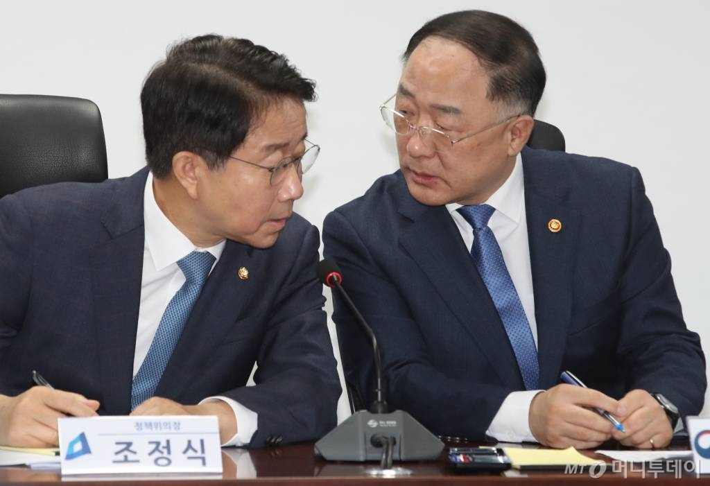 [서울=뉴시스]김명원 기자 = 조정식 더불어민주당 정책위의장과 홍남기 부총리 겸 기획재정부 장관이 2일 오전 서울 여의도 국회 의원회관에서 열린 코로나19 대응 추경예산 편성 당정협의에 참석해 이야기 나누고 있다. 2020.03.02.   kmx1105@newsis.com