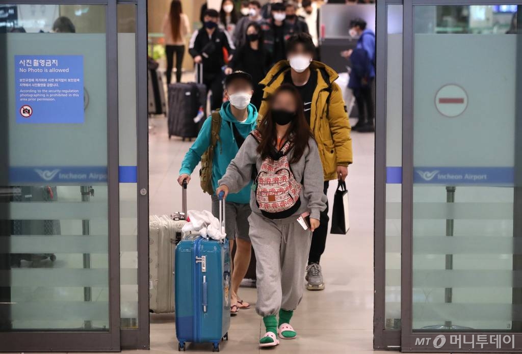 모리셔스 정부의 한국인 관광객 입국 금지 조치에 따라 두바이 공항에서 입국 거부를 당한 신혼부부가 26일 인천국제공항을 통해 귀국하고 있다. /사진=이기범 기자 leekb@