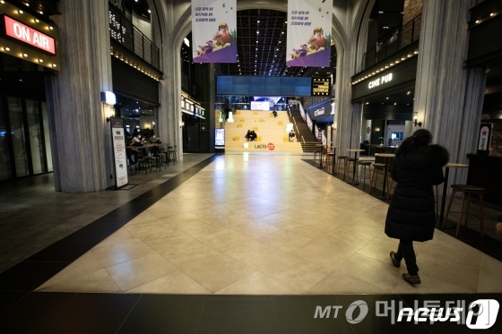 (서울=뉴스1) 유승관 기자 = 신종 코로나바이러스 감염증(코로나19) 확진자가 4,000명을 돌파한 2일 서울시내 한 대형 멀티플렉스 극장이 한산한 모습을 보이고 있다.  영화진흥위원회 영화관입장권 통합전산망에 따르면 2월 극장가 관객 수와 매출은 16년 만에 최저치를 기록했다. 일일 관객수도 16년 만에 가장 적었다. 일일 관객·월 관객·월매출이 한꺼번에 최저 수준을 기록한 것은 통계 집계 이후 처음이다. 2020.3.2/뉴스1  <저작권자 ⓒ 뉴스1코리아, 무단전재 및 재배포 금지>