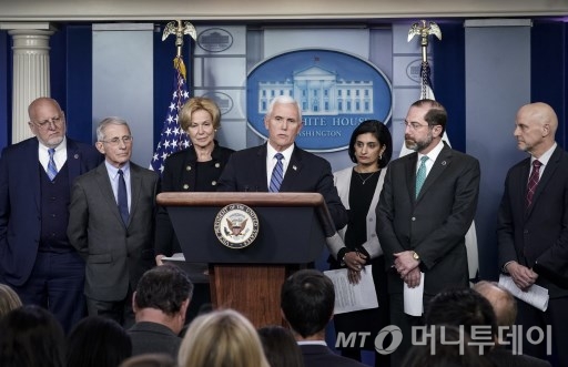 마이크 펜스 미 부통령(왼쪽 4번째)이 2일 늦은 오후(현지시간) 워싱턴DC 백악관에서 기자회견을 갖고 코로나19 관련 기자들의 질문에 답하고 있다. 로버트 레드필드 미 CDC(질병통제예방센터) 국장, 안토니 파우치 미 국립 알레르기 전염병연구소장, 데비 벅스 백악관 코로나19 대응 조정관, 시마 버마 연방메디케어서비스국(CMS) 담당관 등 의료계 및 보건당국 전문가들이 배석했다./사진=AFP