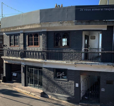 드라마 '이태원 클라쓰' 포차 운영을 위해 주인공 박서준이 매입한 것으로 나온 건물. 실제로는 가수 정엽이 소유하며 카페 '오리올'을 운영한 곳으로 지난해 정엽이 22억원에 매각했다./사진= 오리올 인스타그랩 캡처