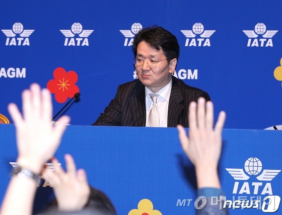 (서울=뉴스1) 신웅수 기자 = 조원태 한진그룹 회장 겸 대한항공 사장이 3일 오후 서울 강남구 코엑스에서 열린 세계운송협회(IATA) 서울총회 대한항공 기자간담회에서 취재진의 질의에 답하고 있다. 2019.6.3/뉴스1 <저작권자 ⓒ 뉴스1코리아, 무단전재 및 재배포 금지>