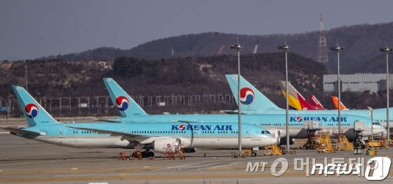 (인천공항=뉴스1) 성동훈 기자 = 반도종합건설이 계열사 대호개발을 통해 한진칼의 지분을 추가로 매수해 3대 주주로 올라섰다. 반도건설이 조원태 현 회장과 누나인 조현아 전 부사장 중 어느 편에 서느냐에 따라 대한항공의 경영권이 갈릴 수 있어 귀추가 주목된다. 13일 오후 인천국제공항 제2터미널 활주로에서 대한항공 항공기가 이륙을 준비하고 있다. 2020.1.13/뉴스1 <저작권자 ⓒ 뉴스1코리아, 무단전재 및 재배포 금지>