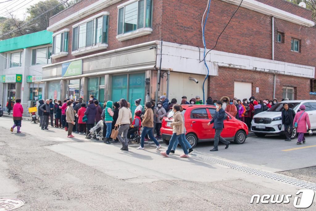 (고성=뉴스1) 고재교 기자 = 3일 강원도 고성군 주민들이 마스크 공적 판매처인 현내면 거진농협하나로마트 앞에서 마스크를 구입하기 위해 줄서서 차례를 기다리고 있다. (고성군 제공) 2020.3.3/뉴스1  <저작권자 © 뉴스1코리아, 무단전재 및 재배포 금지>
