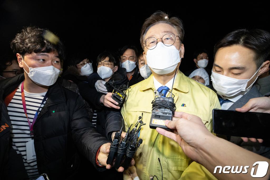 (가평=뉴스1) 이재명 기자 = 이재명 경기도지사가 2일 오후 경기도 가평군 신천지예수교 증거장막성전 평화의 궁전에서 나서며 취재진 질문에 답변하고 있다. 이재명 지사는 이만희 신천지예수교 증거장막성전 총회장에 대한 검체는 과천시보건소에서 확보, 신종 코로나바이러스 감염증(코로나19) 검사를 받는다고 밝혔다. 2020.3.2/뉴스1 <저작권자 © 뉴스1코리아, 무단전재 및 재배포 금지>