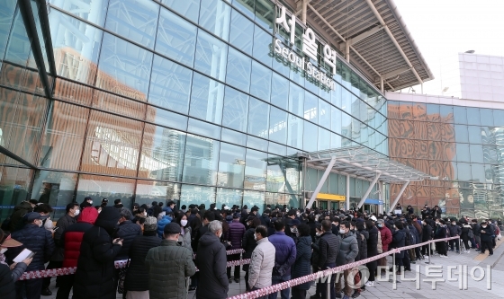 코로나19 확산이 지속되고 있는 2일 오후 서울역 내 중소기업명품마루 브랜드K에서 시민들이 마스크를 구매하기 위해 줄지어 대기하고 있다. / 사진=김창현 기자 chmt@