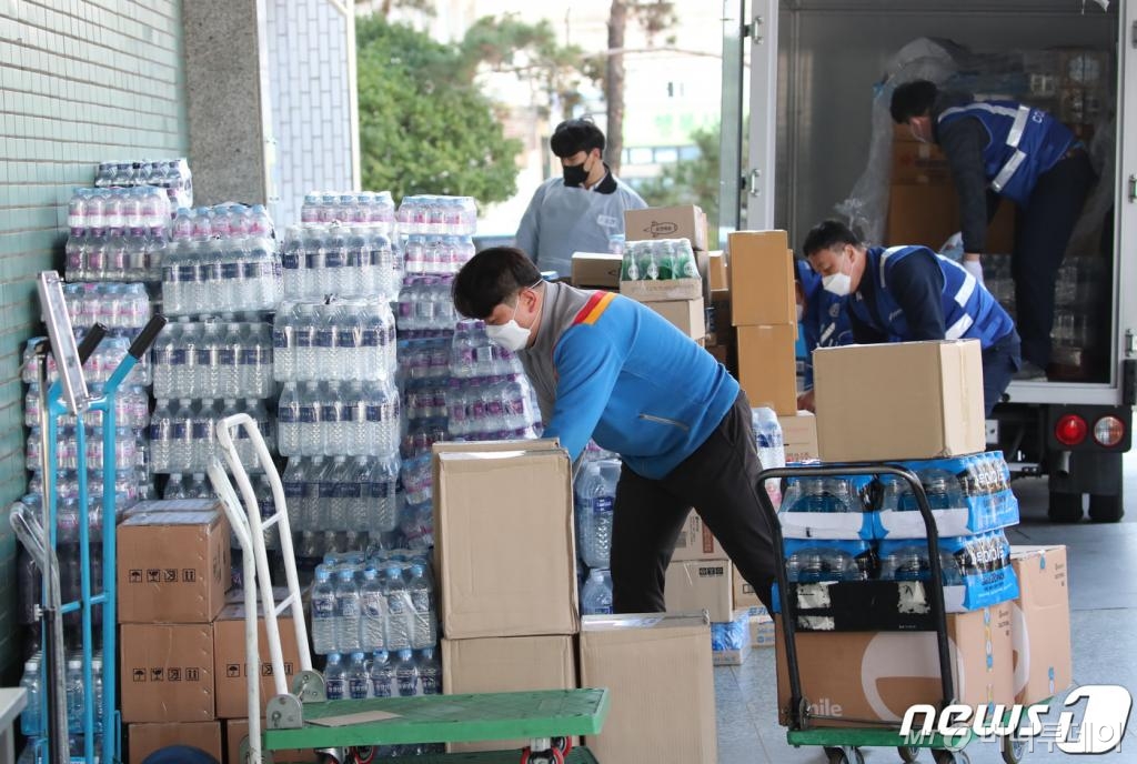 (대구=뉴스1) 공정식 기자 = 신종 코로나바이러스 감염증(코로나19) 확진자가 4000명을 넘어선 2일 오전 코로나19 지역거점병원인 대구 중구 계명대 대구동산병원 비상대책본부 앞으로 생수와 이온음료, 식품 등 시민들의 기부 물품이 택배 트럭으로 배달돼 수북이 쌓이고 있다. 2020.3.2/뉴스1  <저작권자 © 뉴스1코리아, 무단전재 및 재배포 금지>