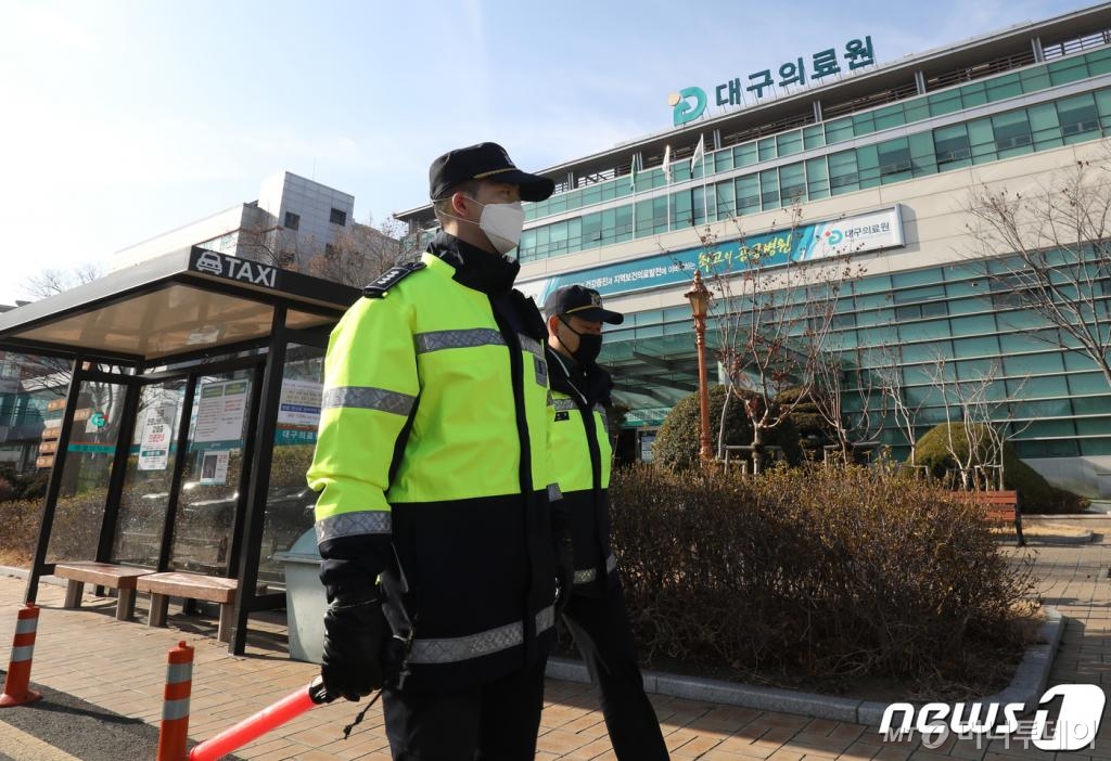 신종 코로나바이러스 감염증(코로나19) 확진자가 늘어나는 가운데 19일 대구 서구 중리동 대구의료원에 경찰 병력이 배치돼 경비를 강화하고 있다. /사진=뉴스1