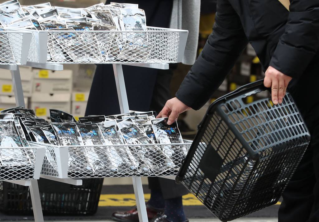 지난 3일 오후 서울 중구 명동 한 상점에서 시민들이 마스크를 구매하는 모습./사진=뉴시스