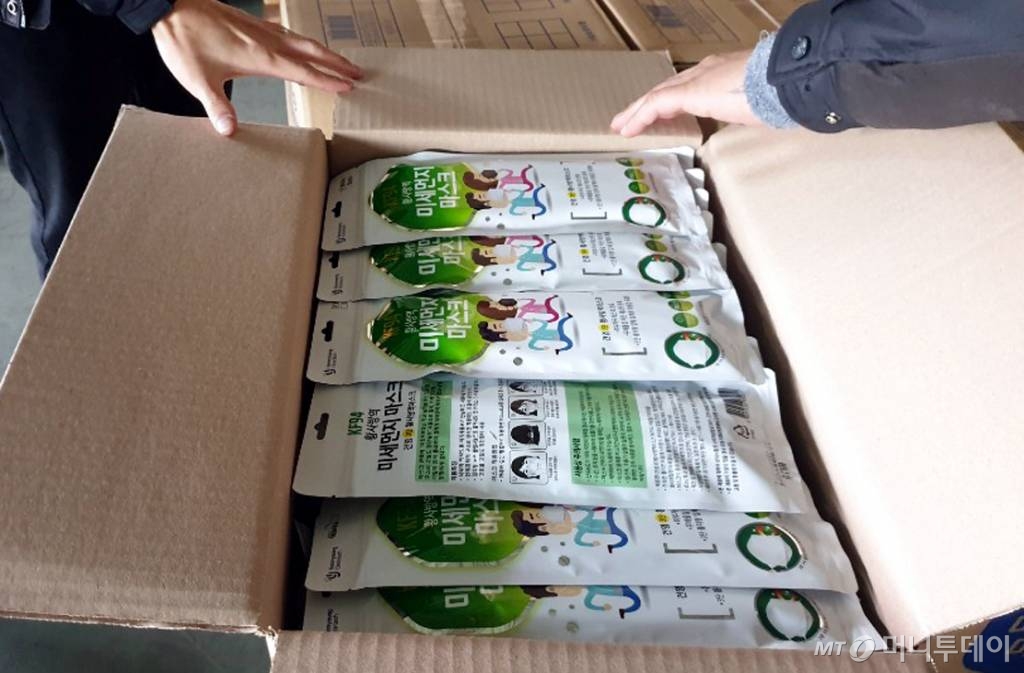 전남경찰청 지능범죄수사대는 4일 경기도 평택항에 중국 수출용 마스크 15만장을 쌓아 둔 혐의(물가안정법 위반)로 A(38)씨를 불구속 입건했다고 밝혔다. (사진=전남경찰청 제공). 2020.03.04./사진=뉴시스