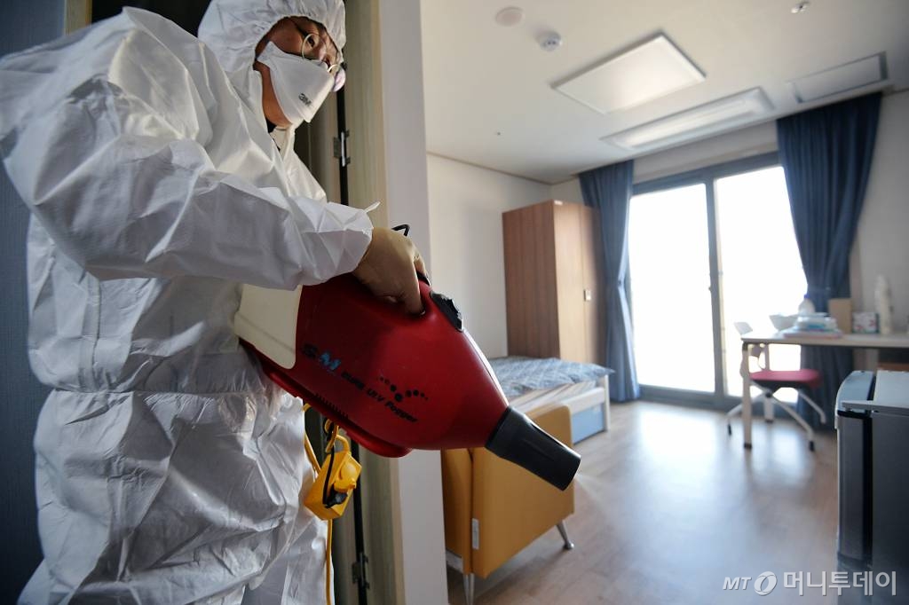 [대구=뉴시스] 이무열 기자 = 신종 코로나바이러스 감염증(코로나19) 생활치료센터로 지정된 2일 대구 동구 신서동 교육부 중앙교육연수원에서 방역업체 관계자들이 방역작업을 하고 있다. 2020.03.02.  lmy@newsis.com